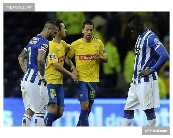 埃斯托里尔边路传中战术奏效，针对对手防守弱点